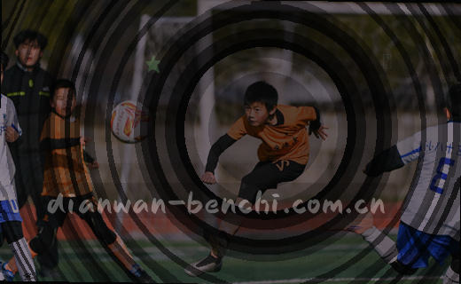 一个小男孩在窗边捧着书，阳光洒在纸页上。